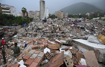 Equipos de rescate buscan entre los escombros de un edificio colapsado en Caraballeda, estado de La Guaira, Venezuela.