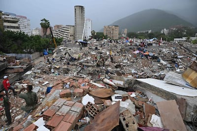 Equipos de rescate buscan entre los escombros de un edificio colapsado en Caraballeda, estado de La Guaira, Venezuela.