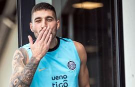 Gastón Hernán Olveira Echeverría, futbolista de Olimpia, nació en Montevideo el 21 de abril de 1993.