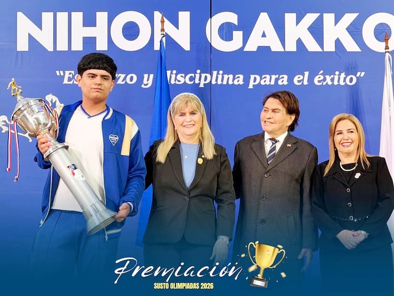 Junto a las autoridades del Nihon Gakko, uno de los premiados de Olimpiadas de la Juventud Deportiva, Culturales y Artísticas, .