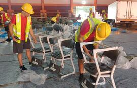 Ensamblan pupitres “Chino” en polideportivo municipal de Santa Rosa del Aguaray