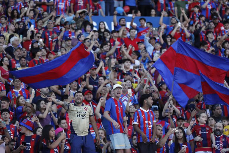 Los aficionados de Cerro Porteño durante el superclásico del fútbol paraguayo frente a Olimpia por la fecha 17 del torneo Clausura 2025 de la Primera División de Paraguay en el estadio La Nueva Olla, en Asunción, Paraguay.