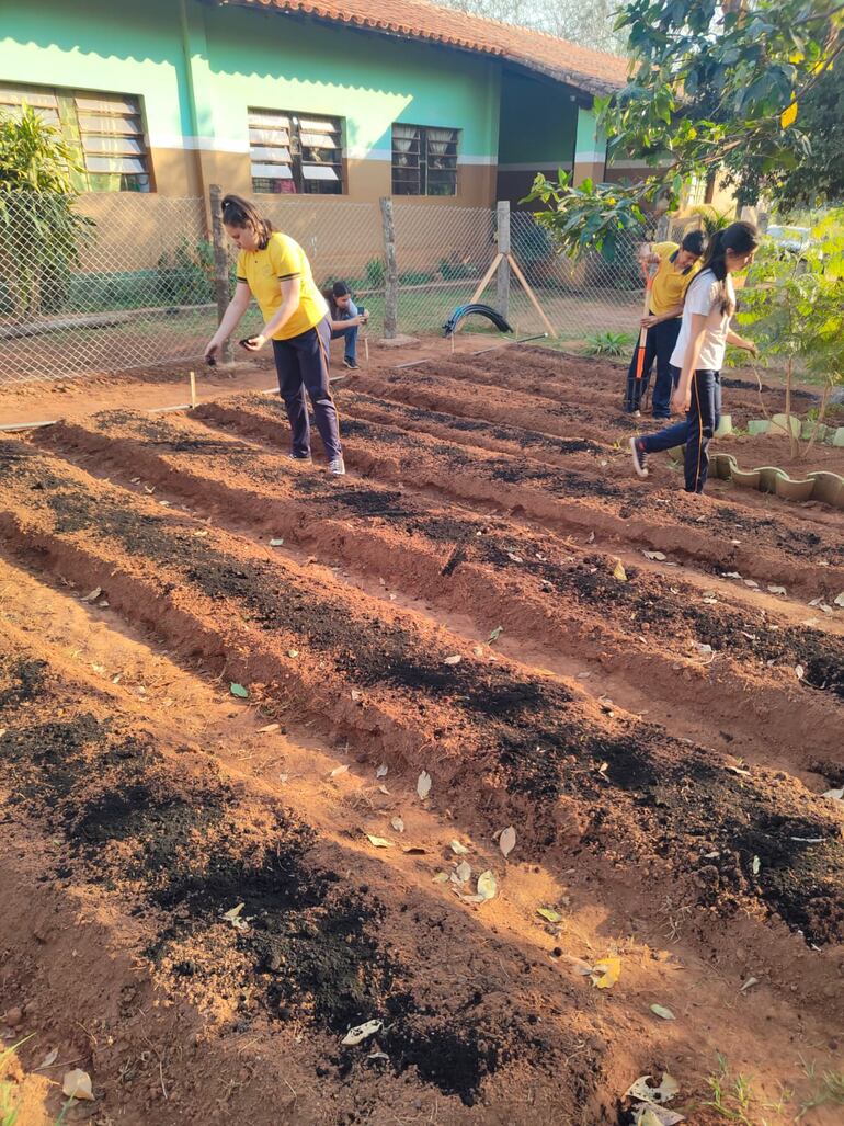 Jòvenes conocen las tècnicas de cuidados que debe tener una huerta de la mano de los productores de Arroyos y Esteros.