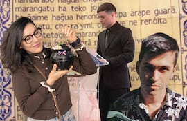 Mujer con gafas y ropa marrón sonríe mientras sostiene un recipiente negro tricolor en un evento festivo.
