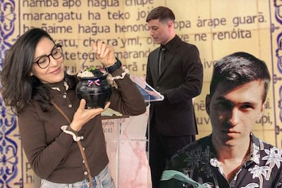Mujer con gafas y ropa marrón sonríe mientras sostiene un recipiente negro tricolor en un evento festivo.