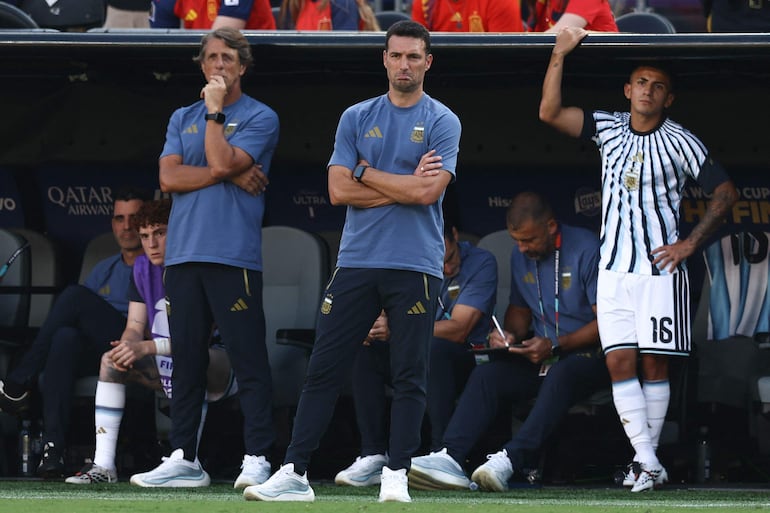 El director técnico de Argentina Lionel Scaloni (C) observa a sus jugadores desde la línea de banda durante el partido final del torneo de fútbol de la Copa del Mundo 2026 entre España y Argentina en el New York/New Jersey Stadium en East Rutherford.