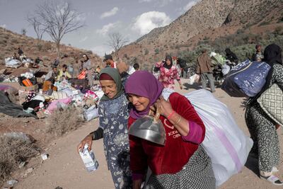 Personas desplazadas por el terremoto recogen ayuda humanitaria en las montañas Atlas, en Marruecos, el jueves.