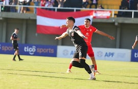 El delantero del 4 de Mayo de Capiibary, Víctor Garcete celebra el segundo tanto en el triunfo sobre General Caballero de Katueté. (Foto: @CopaParaguayAPF)