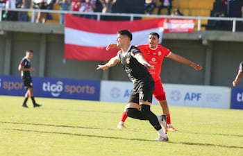 El delantero del 4 de Mayo de Capiibary, Víctor Garcete celebra el segundo tanto en el triunfo sobre General Caballero de Katueté. (Foto: @CopaParaguayAPF)