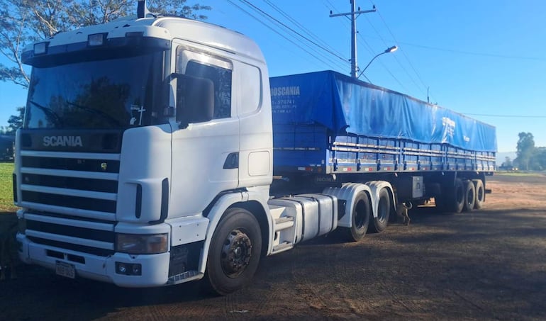 La carga estaba siendo transportada en el doble fondo de este tractocamión que se movilizaba con dirección  norte a sur