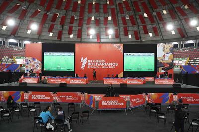 Fotografía del escenario de los XX Juegos Bolivarianos Ayacucho y Lima 2025 este viernes, en Lima (Perú). Los 'e-sports', con el 'e-football' y Dota 2, fue la primera disciplina en entrar en acción de los vigésimos Juegos Bolivarianos de Ayacucho y Lima 2025, donde se enfrentan equipos masculinos de Perú, Colombia, Ecuador, Panamá, Uruguay y Venezuela.