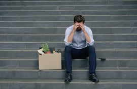 Después de una ruptura, un error en el trabajo o una noticia inesperada, muchas personas repasan lo ocurrido y piensan: “era previsible”. El sesgo retrospectivo explica por qué el pasado parece más claro de lo que fue.