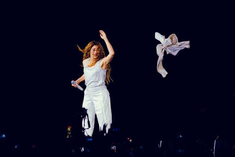 Shakira arroja su campera al inicio del concierto, que se desarrolló con temperaturas bastante cálidas en el Estadio La Nueva Olla.