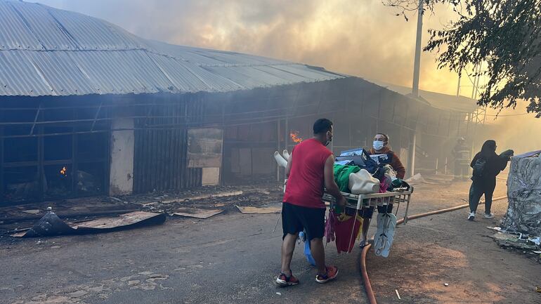 Trabajadores del Mercado Municipal de Itauguá hacen todo lo posible para salvar sus pertenencias