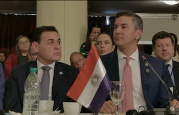 El presidente de la República, Santiago Peña, junto al canciller, Rubén Ramírez Lezcano.