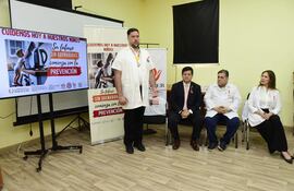 El doctor Bruno Balmelli, presidente de la FELAQ, el viceministro Santiago García, el director del Cenquer, Saúl Zaputovich y la directora médica del Cenquer, Daisy Grau.