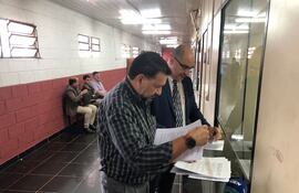 Los activistas políticos Julio César López y Samir Sánchez cuando presentaban la denuncia en la Fiscalía de Ciudad del Este.