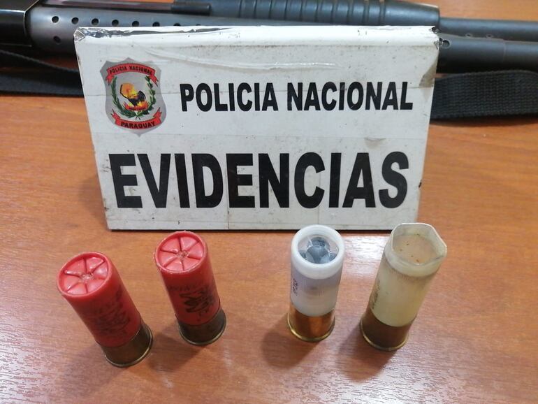 Entre las evidencias halladas se encuentran las vainillas de los balines de goma utilizados en el disparo realizado.