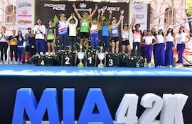Celebración de los conquistadores de los 42K de la decimocuarta edición de la Maratón Internacional de Asunción 2023.