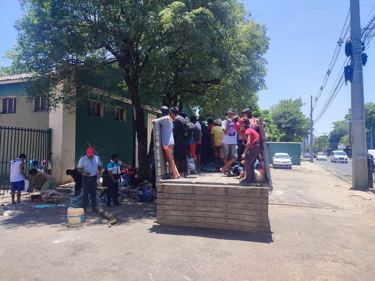 Traslado de indígenas frente al Indi.