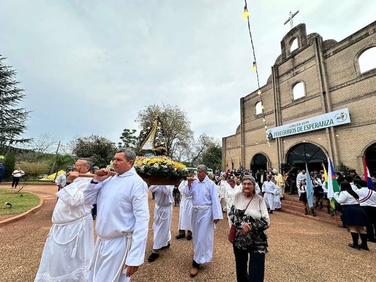 Cada año los caacupeños y visitantes participan de la procesión realizada en el barrio Defensores del Chaco, donde con fe y devoción acompañan la imagen en honor a la Virgen María.