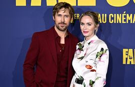 La actriz británica Emily Blunt y el actor canadiense Ryan Gosling posan en la premier de "The Fall Guy" (Profesión Peligro) en París.