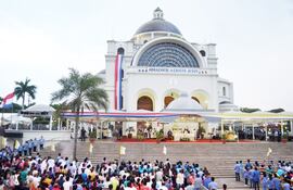 la-ultima-misa-del-novenario-de-la-inmaculada-concepcion-congrego-ayer-a-mucha-gente-en-la-basilica-de-caacupe--235911000000-1783754.jpg