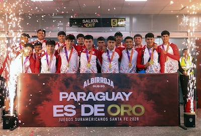 Integrantes de la campeona selección nacional Sub 20, en el aeropuerto de Luque.