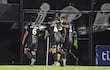 Los jugadores de San Lorenzo celebran un gol en el partido frente a Olimpia por la fecha 9 del torneo Apertura 2026 de la Primera División de Paraguay en el estadio Defensores del Chaco, en Asunción, Paraguay.