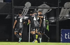 Los jugadores de San Lorenzo celebran un gol en el partido frente a Olimpia por la fecha 9 del torneo Apertura 2026 de la Primera División de Paraguay en el estadio Defensores del Chaco, en Asunción, Paraguay.