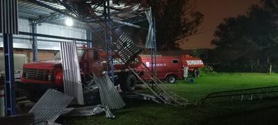 Una torre de 50 metros perteneciente a la SEN, cayó encima del tinglado cuartel de Bomberos Voluntarios (azules) de Alberdi.