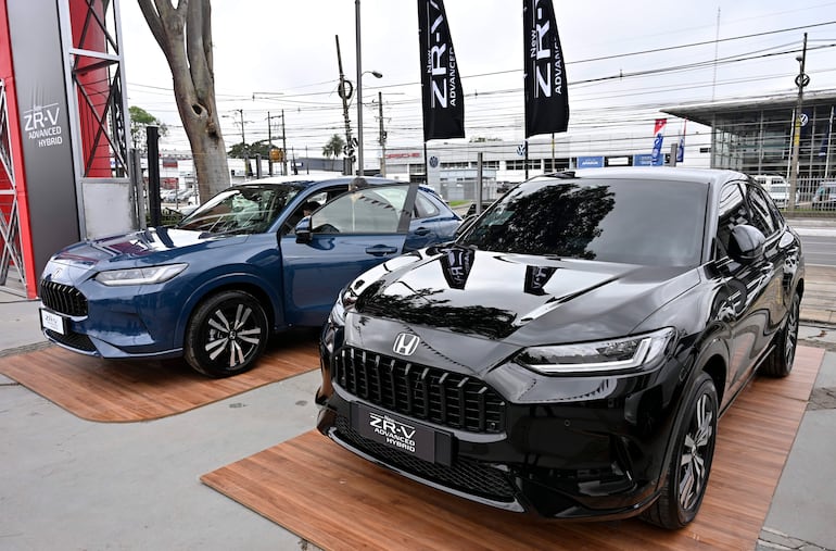 Modelos SUV Honda ZR-V Advanced Hybrid en exhibición, azul a la izquierda y negro a la derecha, sin personas visibles.