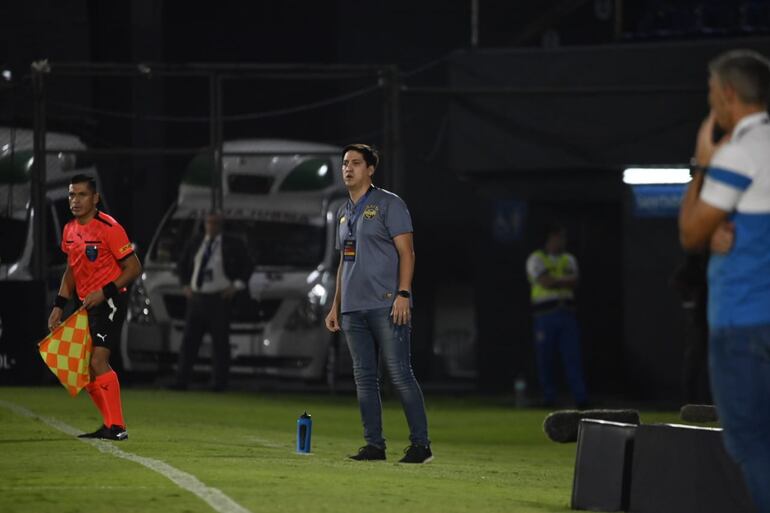 El paraguayo José Arrúa, entrenador del Sportivo Trinidense, en el partido frente a Fortaleza por la fase de grupos de la Copa Sudamericana en el estadio Defensores del Chaco, en Asunción.