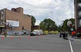 Vehículos de emergencia se observan cerca del lugar de un tiroteo en Montreal el 22 de junio de 2026, que dejó tres muertos.