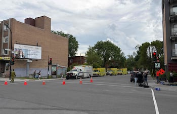 Vehículos de emergencia se observan cerca del lugar de un tiroteo en Montreal el 22 de junio de 2026, que dejó tres muertos.