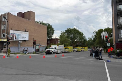 Vehículos de emergencia se observan cerca del lugar de un tiroteo en Montreal el 22 de junio de 2026, que dejó tres muertos.