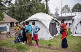 Un paciente herido durante los combates entre las Fuerzas Armadas de la República Democrática del Congo (FARDC) y los rebeldes del M23 se encuentra frente al Hospital Kyeshero en Goma, Kivu del Norte, República Democrática del Congo (ilustrativa).