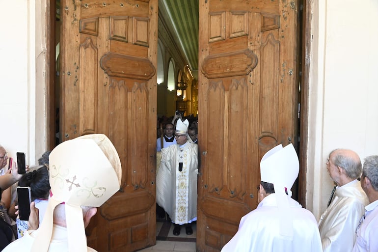 El cardenal Adalberto Martínez cerró las puertas de la Catedral Metropolitana de Asunción como acto por la Clausura Jubilar 2025.