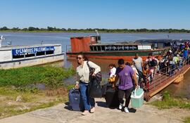 Cientos de compatriotas llegan desde la Argentina por el puerto de Pilar para pasar las fiestas de fin de año con sus familiares en Paraguay.