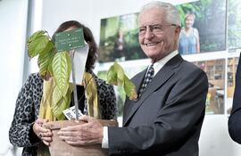 El Real Jardín Botánico de Madrid recibió este viernes de la Embajada de Ecuador en España la primera planta de cacao de una variedad ecuatoriana, la 'fino aroma'. El embajador ecuatoriano , Andrés Vallejo (d), fue el encargado de entregar a la directora del Consejo Superior de Investigaciones Científicas de España, María Paz Martín (i), cuatro ejemplares de esta planta, la Theobroma cacao, como símbolo de la unión de España con el país sudamericano en temas relacionados con la ciencia y la botánica.