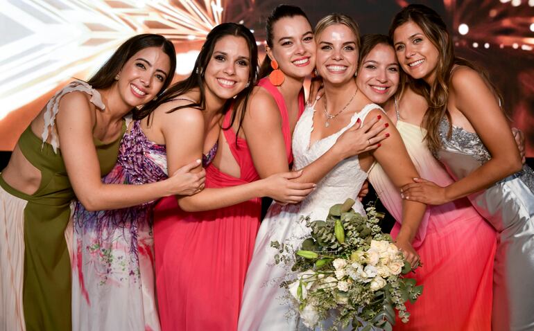 Camila con Karina Olmedo, Belén Riveros, María de la Paz Quiroz, Mar Arce e Isabella Velázquez.