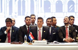 AME6086. LUQUE (PARAGUAY), 30/06/2026.- El presidente de Paraguay, Santiago Peña (c), habla durante la 68 Cumbre de Presidentes del Mercosur este martes, en Luque (Paraguay). EFE/ Juan Pablo Pino