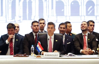 AME6086. LUQUE (PARAGUAY), 30/06/2026.- El presidente de Paraguay, Santiago Peña (c), habla durante la 68 Cumbre de Presidentes del Mercosur este martes, en Luque (Paraguay). EFE/ Juan Pablo Pino