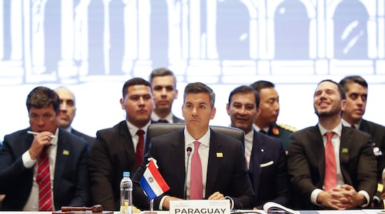 AME6086. LUQUE (PARAGUAY), 30/06/2026.- El presidente de Paraguay, Santiago Peña (c), habla durante la 68 Cumbre de Presidentes del Mercosur este martes, en Luque (Paraguay). EFE/ Juan Pablo Pino