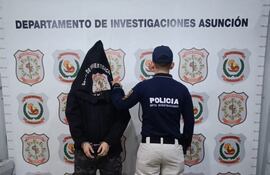 Aprehenden a estudiante de medicina por intentar vender una escopeta denunciada como robada.