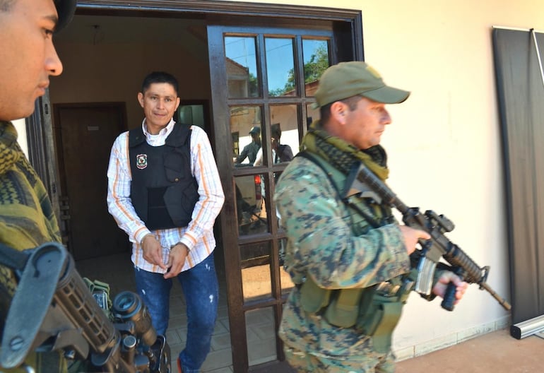  Arnaldo Cabrera López aparece fuertemente custodiado en la sede del juzgado de Curuguaty. Archivo ABC.