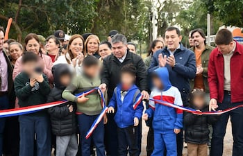 Laura Gamarra usa obras municipales para hacer proselitismo, acompañado de varios dirigentes politicos.