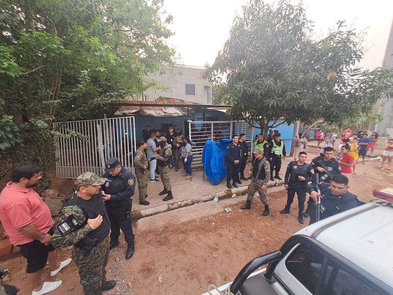 Efectivos del departamento Antinarcóticos de la Policía se aprestan para iniciar el operativo al amanecer del domingo pasado.