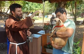 El padre bendice a uno de los animales que llegaron esta mañana al Convento San Francisco