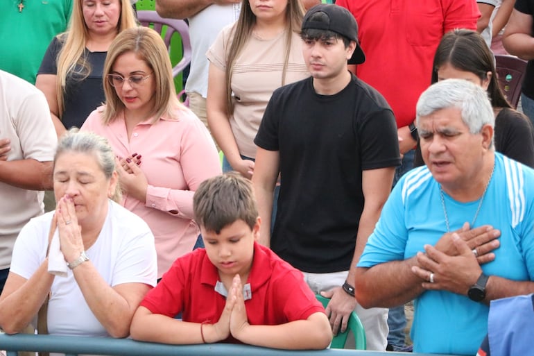 Como cada domingo, en la explanada de la Basílica de Caacupé se observa una gran concurrencia de fieles que llegan para participar de las celebraciones religiosas, elevar sus oraciones y compartir un momento de fe en familia.